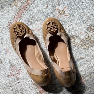 Tory Burch Caroline elastic patent leather ballet flats